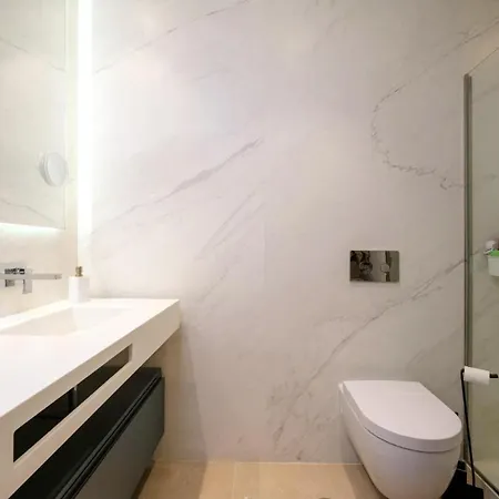 Luxury Frontline In Aria With And Fitness Apartment